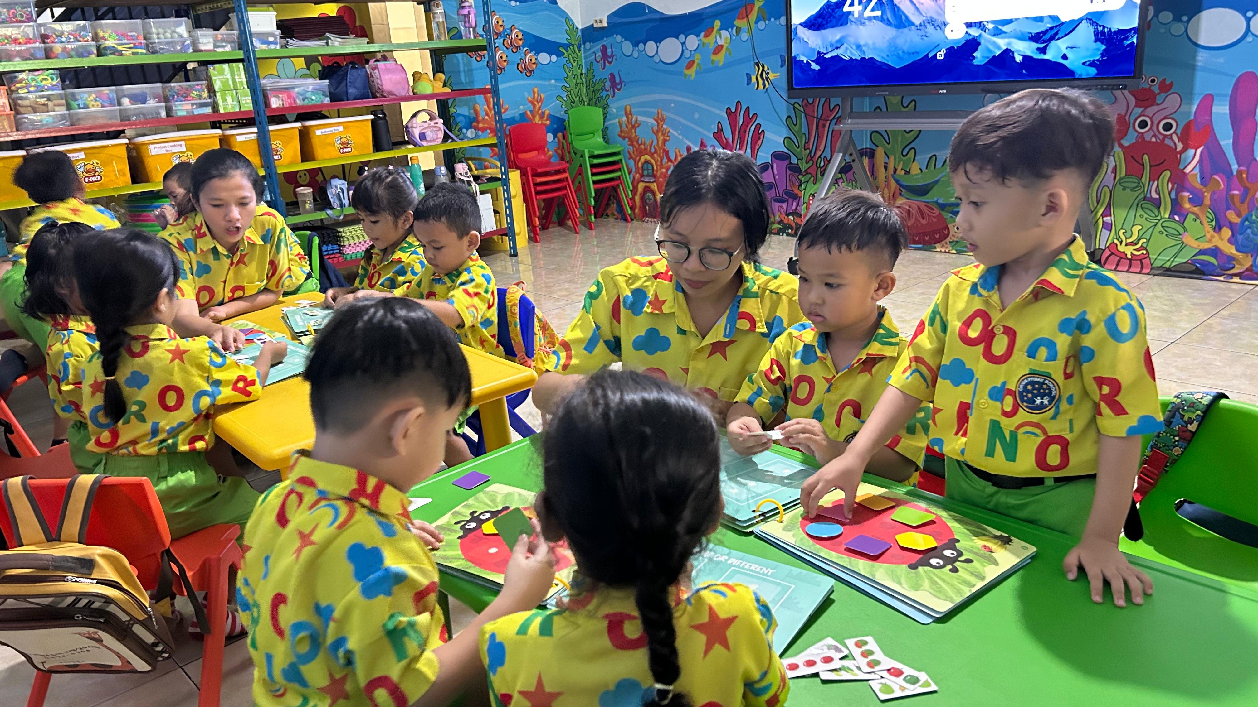 Murid belajar membaca dan mencocokkan kartu bergambar