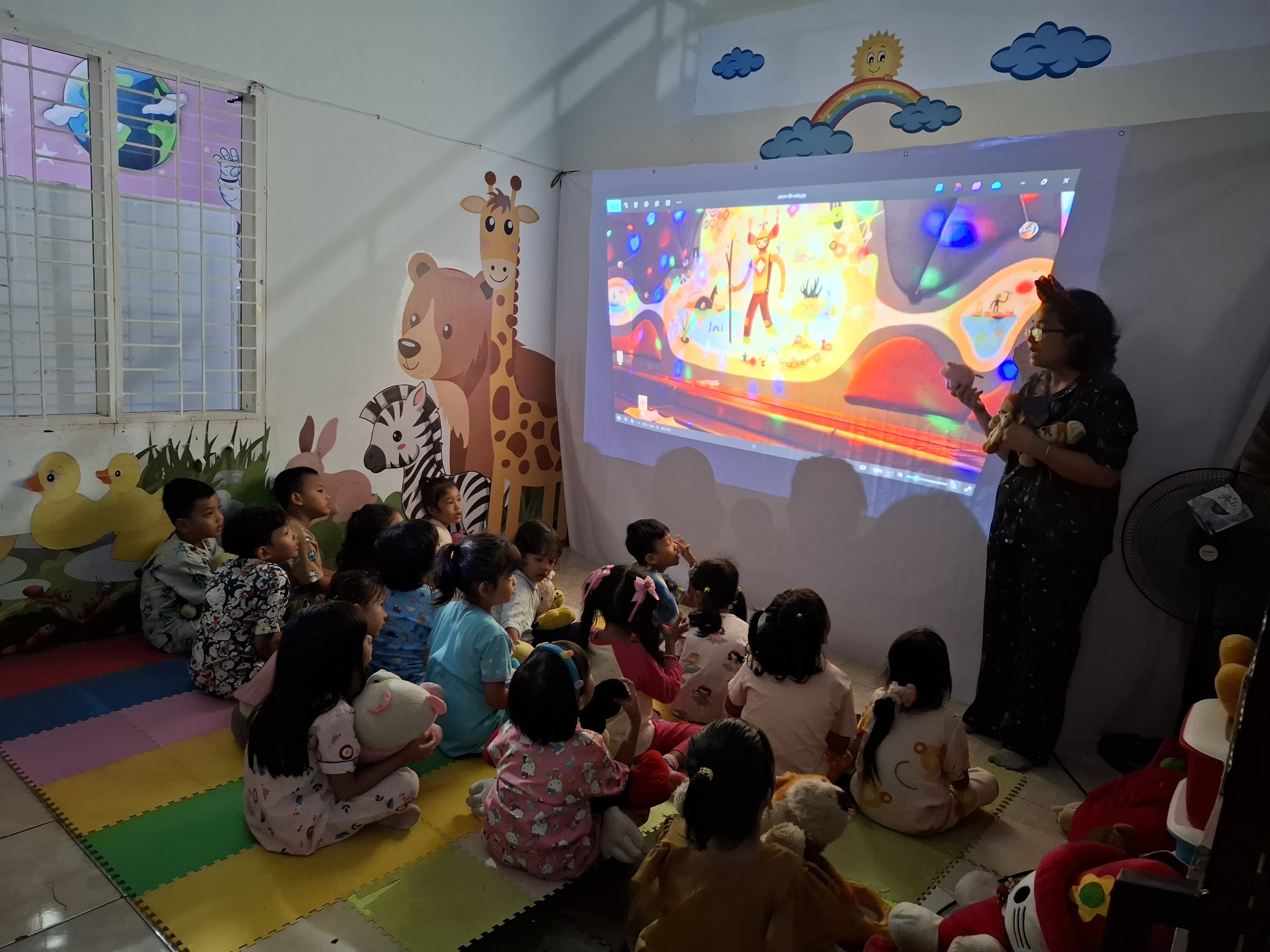 Murid memakai piama menonton film bersama di kelas