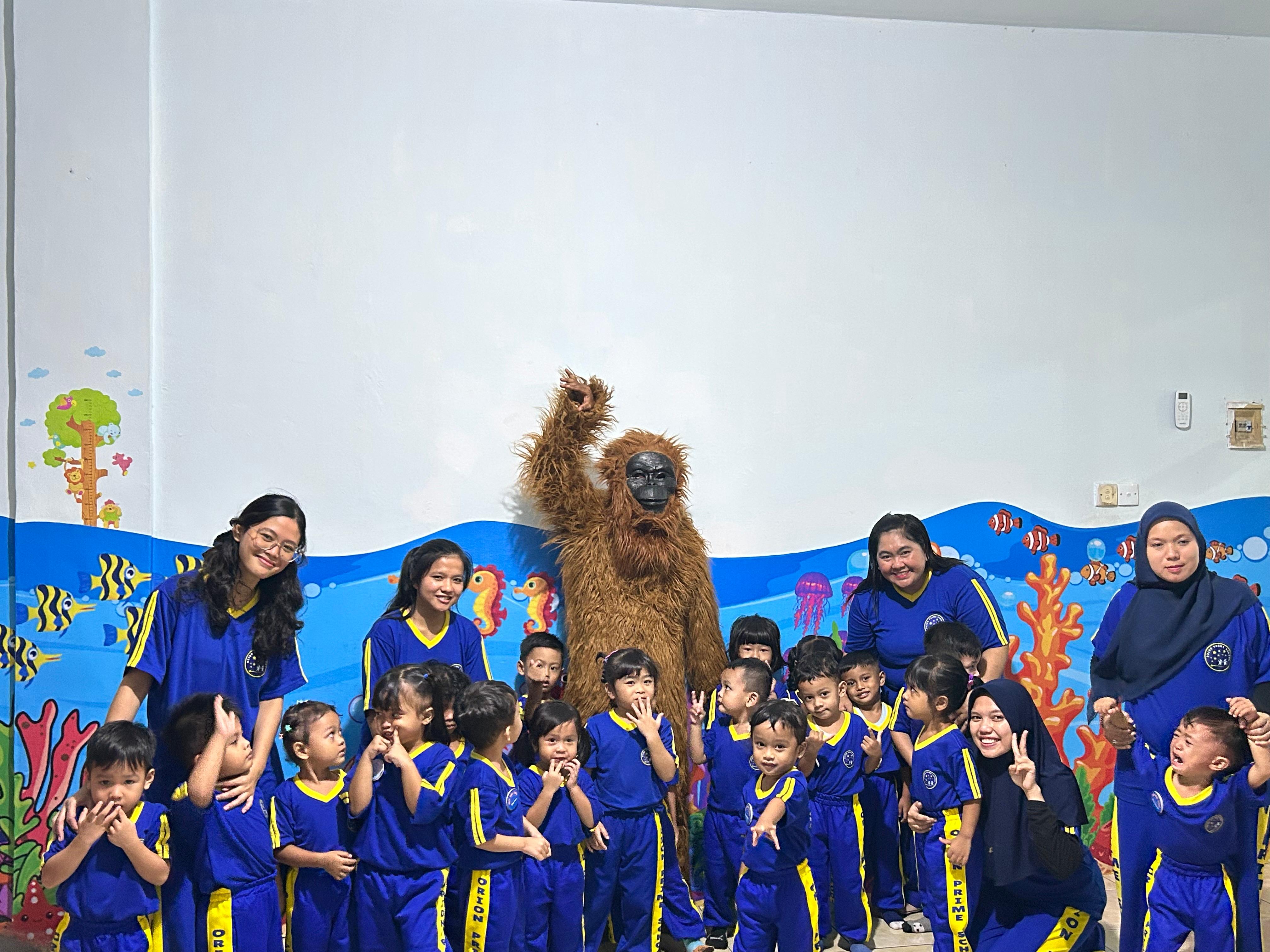 Foto bersama guru dan murid dengan maskot di kelas