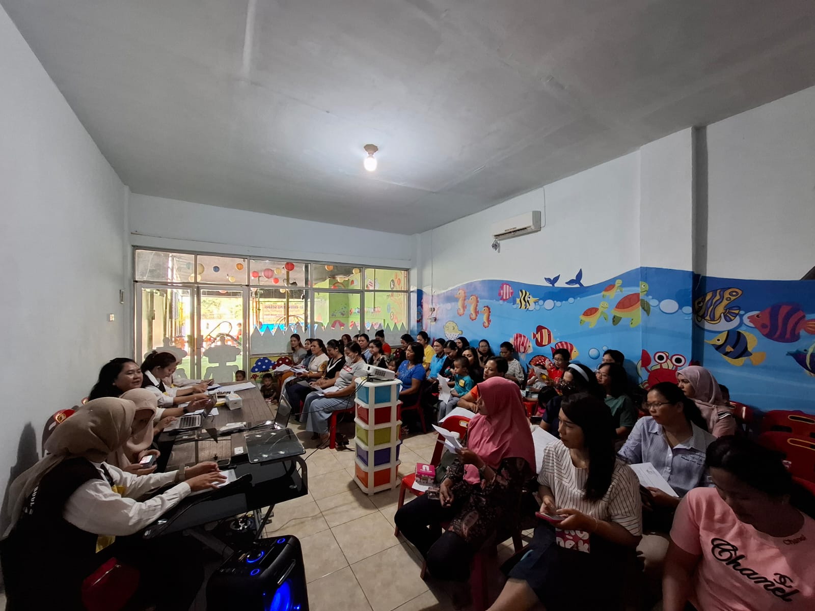 Suasana rapat orang tua murid bersama guru di ruang kelas