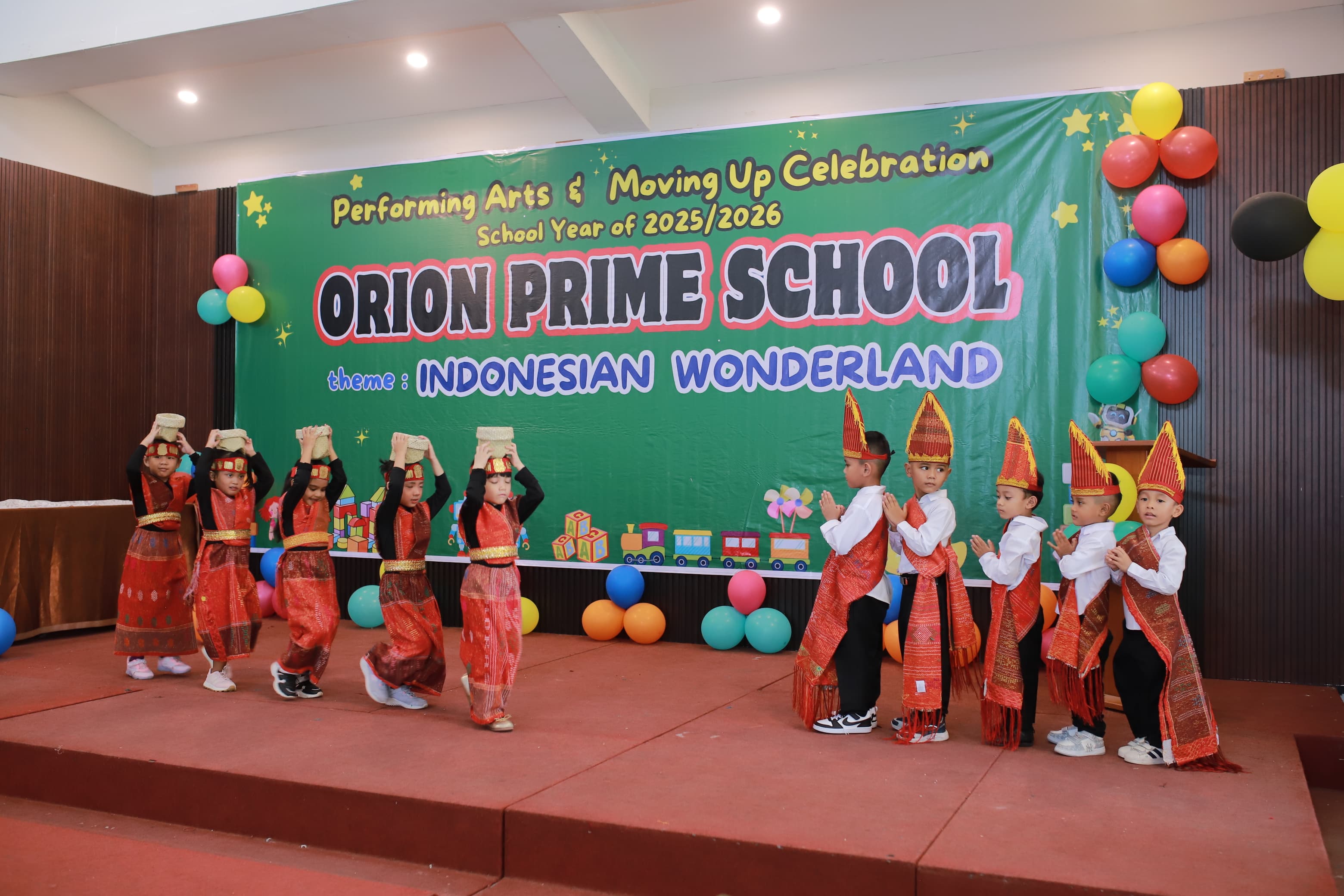Murid menampilkan tari tradisional pada Performing Arts & Moving Up Celebration